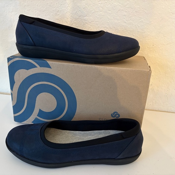 Shoes - Women's navy Clarks CLOUD STEPPERS  Ayla low ballet slip on flats / shoes ,  9.5